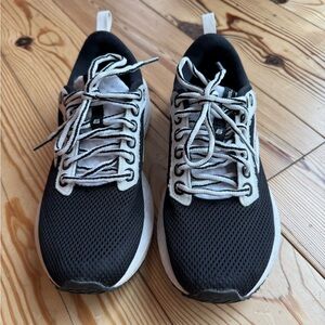 Like new Limited Edition
Brooks Revel 6